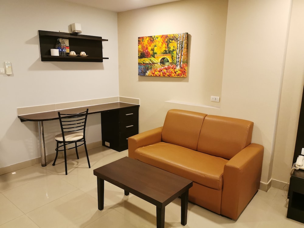 Deluxe Double or  Twin with Breakfast and Airport Transfer - Photo 9