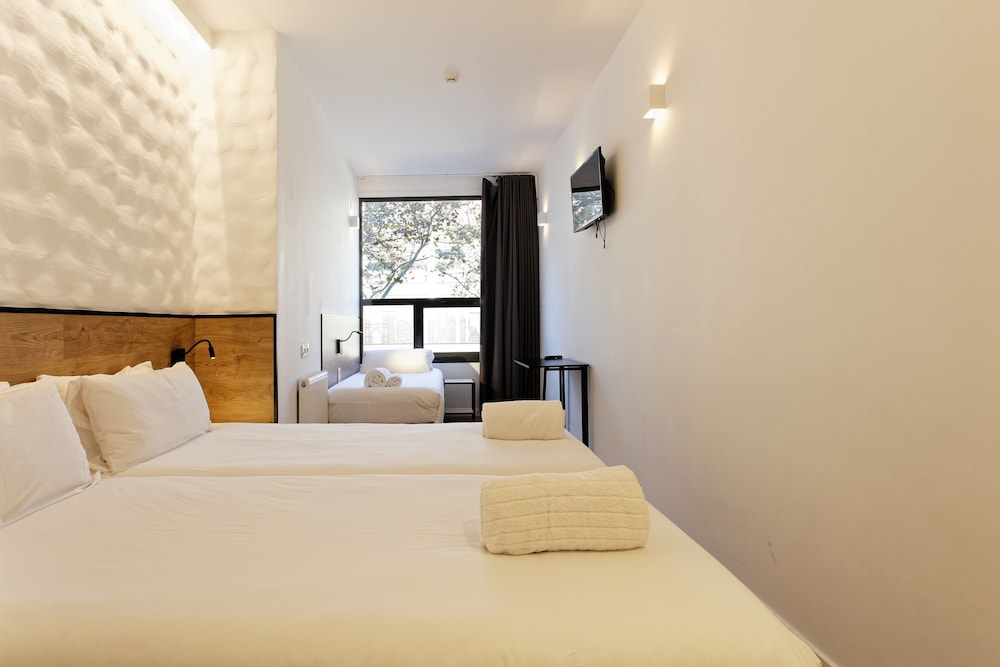 Standard Triple Room, City View photo 2
