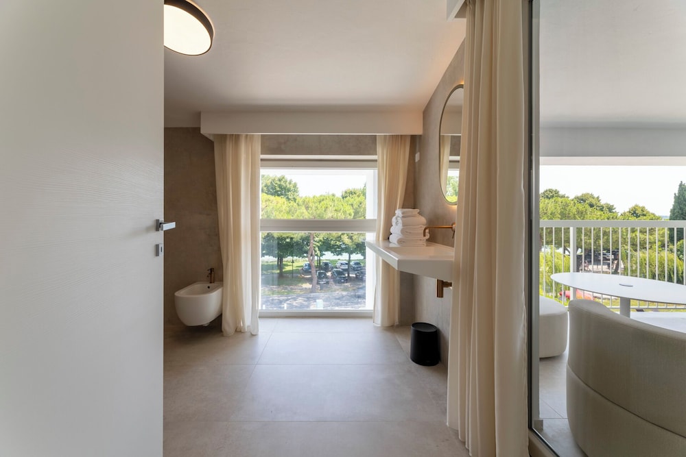 Junior Suite, Hot Tub - Photo 17
