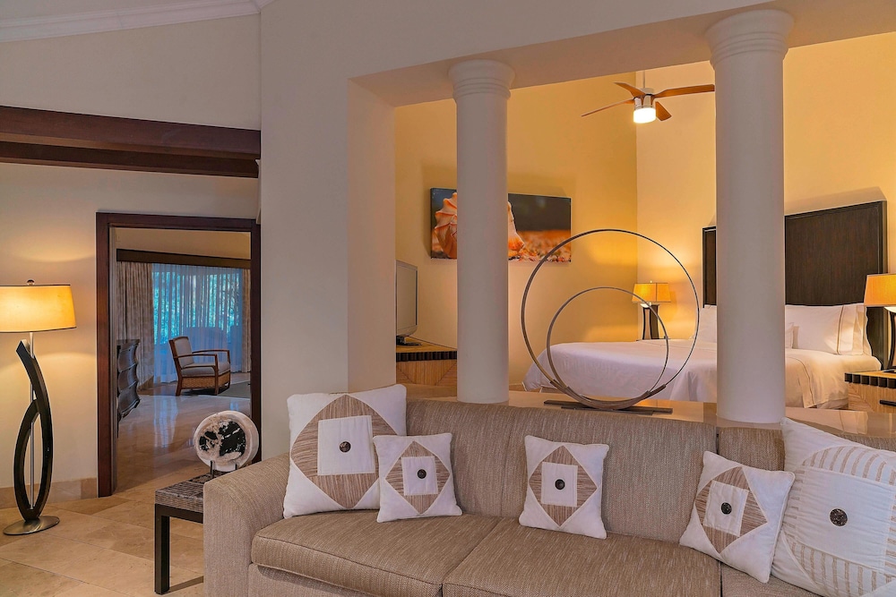 Master Family Suite, Bedroom 1 : 1 King, Bedroom 2 : 2 Twin futon