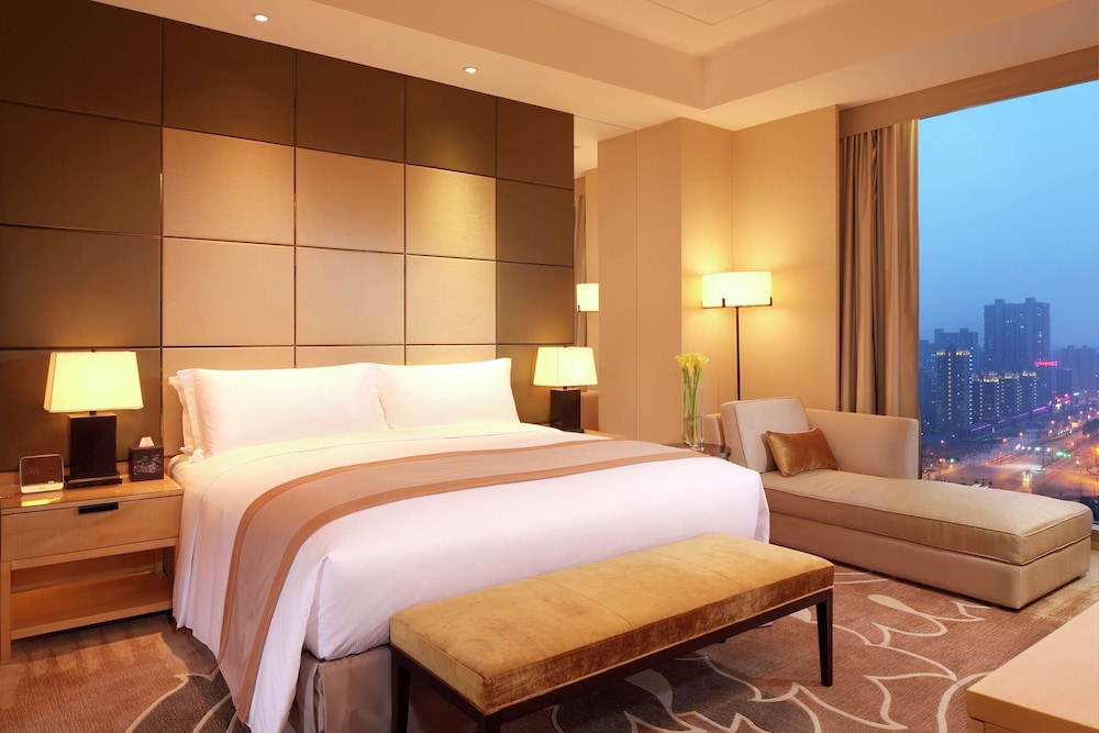 King, Executive Suite, Club Lounge Access