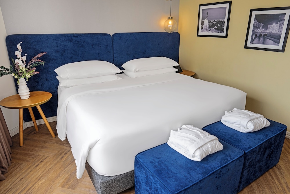 Studio Suite, 1 King Bed, Non Smoking - Photo 1