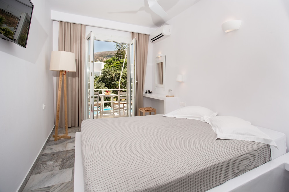 Superior Room, Pool View photo 3