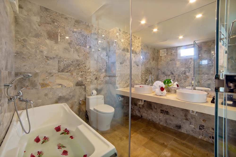 Deluxe King Room - Photo 14