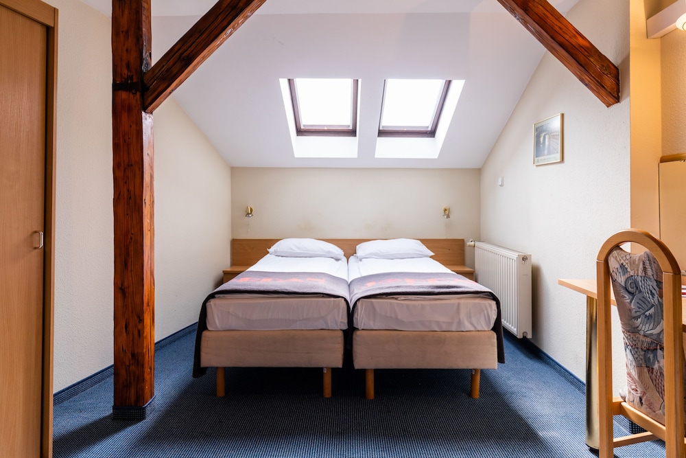 Classic Twin Room, 2 Twin Beds - Photo 7