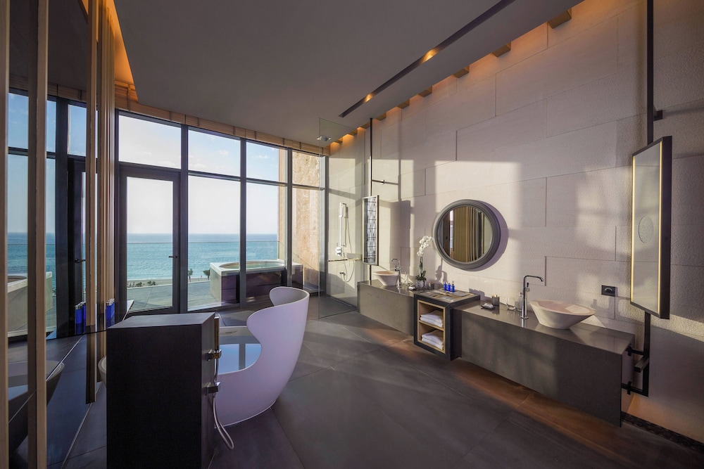 Royal Suite, 3 Bedrooms, Oceanfront with Complimentary Rainforest Experience once per stay
