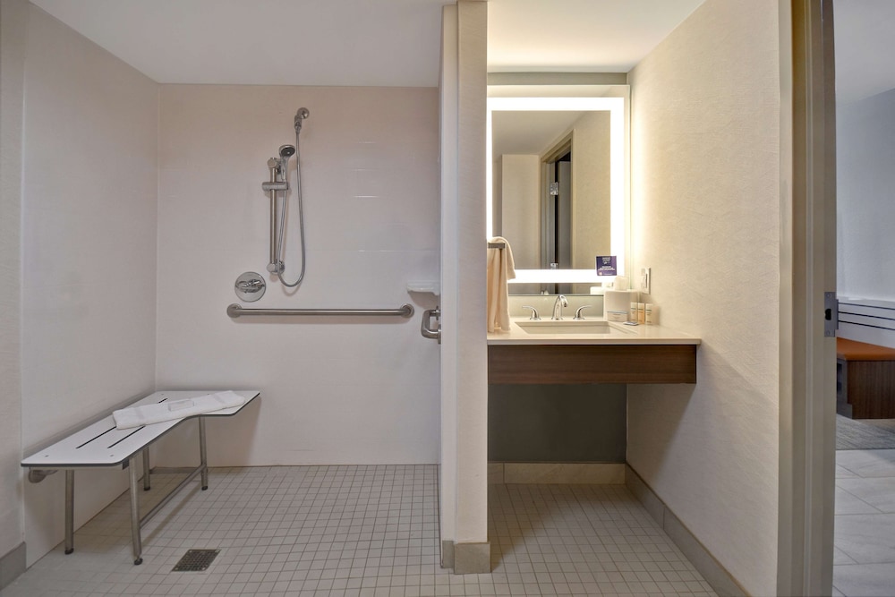 Room, 2 Queen Beds, Accessible (Roll-In Shower) - Photo 7