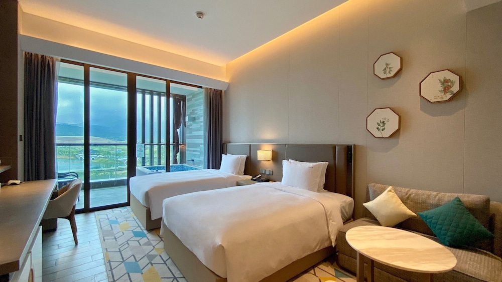 Standard Room, 1 King Bed, Lake View - Photo 10