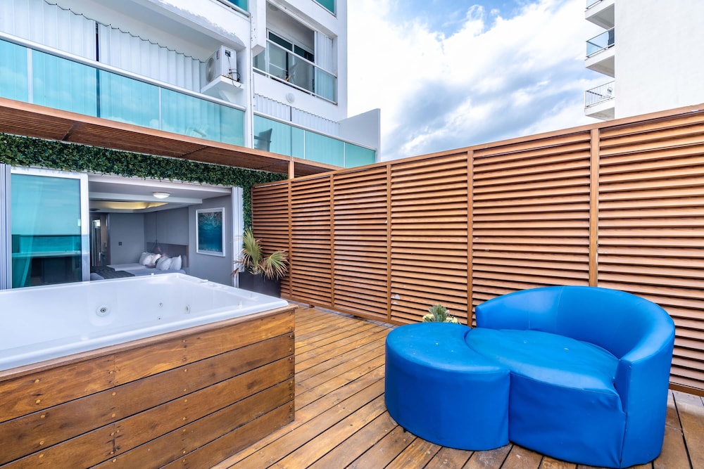 Junior Suite, Hot Tub - Photo 9