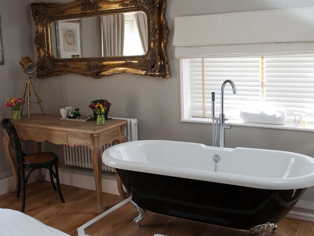 Superior Double Room, Ensuite - Photo 5