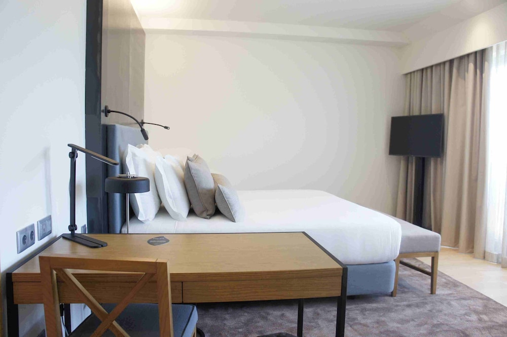 Family Room, 1 King Bed with Sofa bed, River View