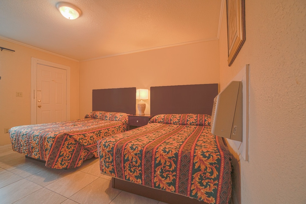 Room, 2 Queen Beds photo 2