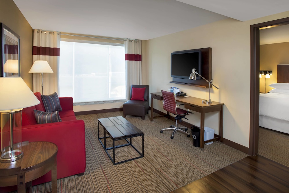 Suite, 1 Bedroom - Photo 2