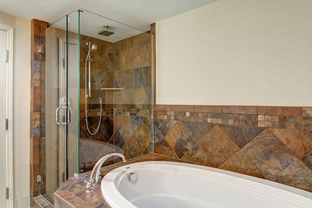 King Evolution Whirlpool Suite photo 2