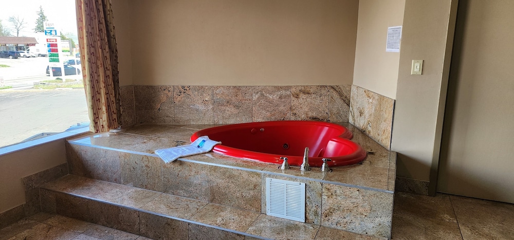 Basic Room, 1 King Bed, Jetted Tub - Photo 4