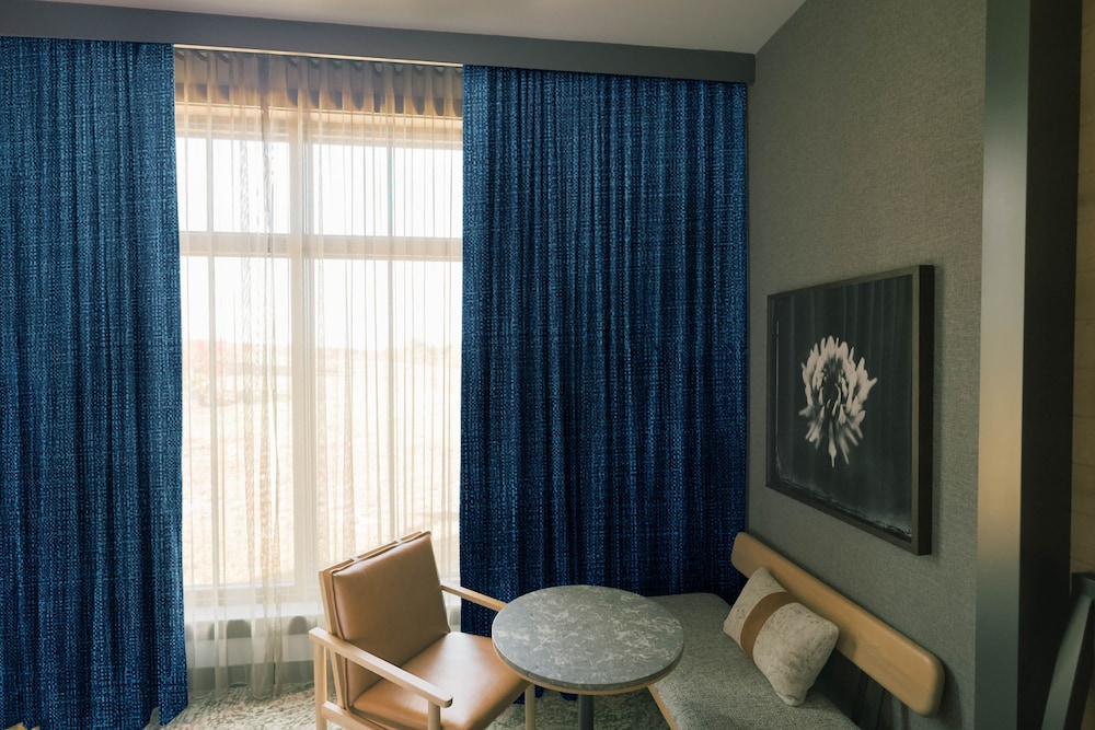 Room, 1 King Bed, Accessible (Lookout St, Transfer Shower, Mobility) - Photo 4