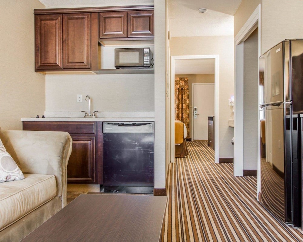 Suite, Multiple Beds, Non Smoking - Photo 3