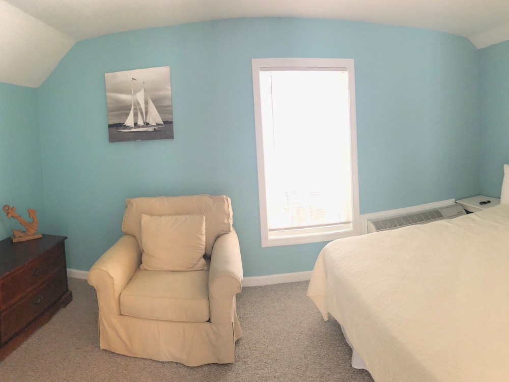 Traditional Studio Suite, 1 King Bed, Kitchenette photo 2