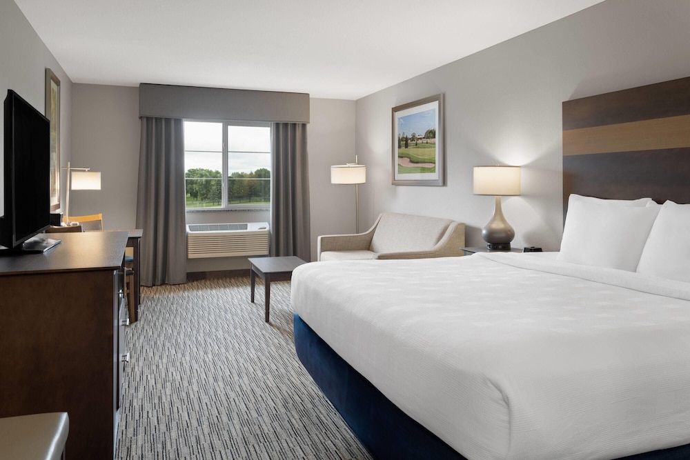 Deluxe Room, 1 King Bed with Sofa bed, Non Smoking photo 2