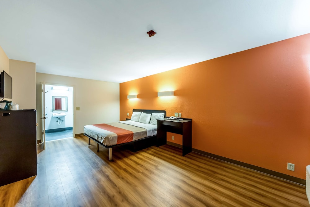 Standard Room, 1 King Bed, Non Smoking - Photo 2