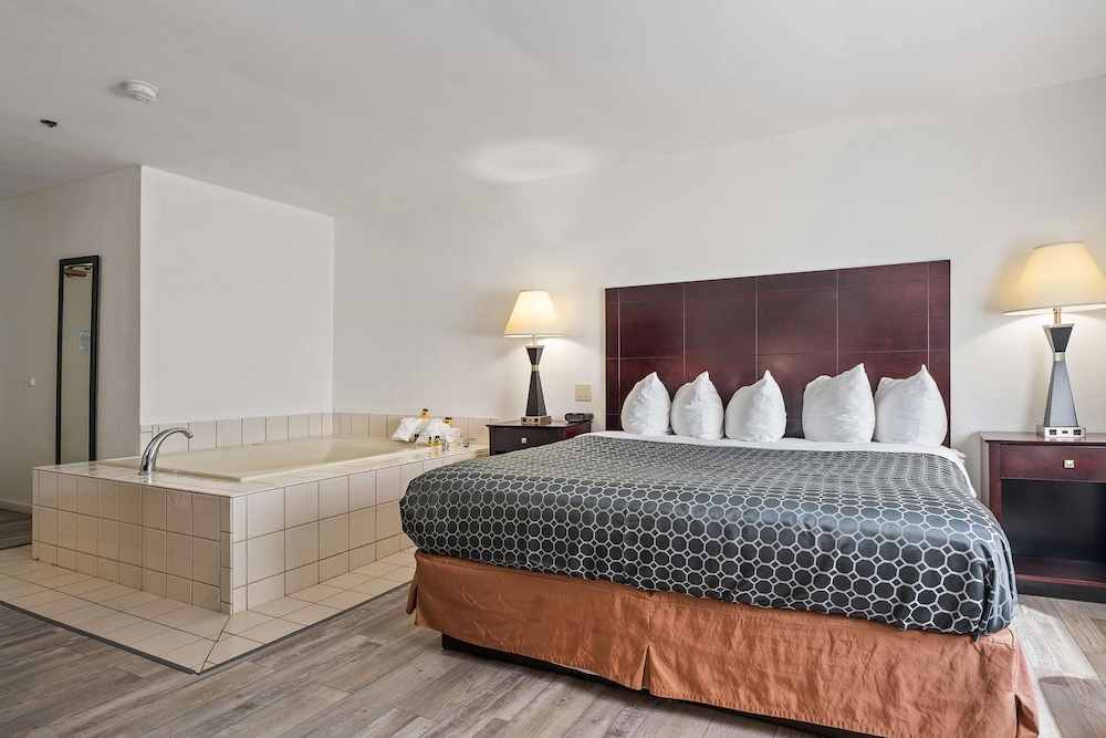Suite, 1 King Bed, Non Smoking, Jetted Tub - Photo 2