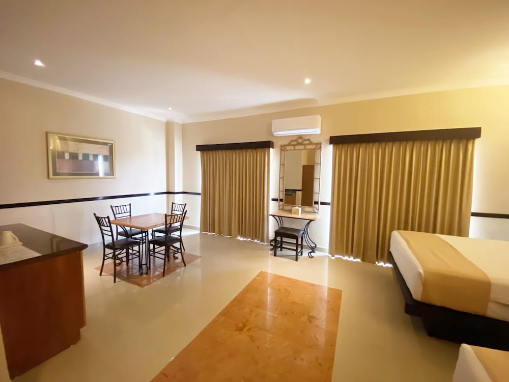 Suite, 2 Queen Beds photo 2