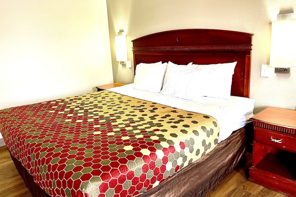 Deluxe Room, 1 King Bed, Non Smoking - Photo 3