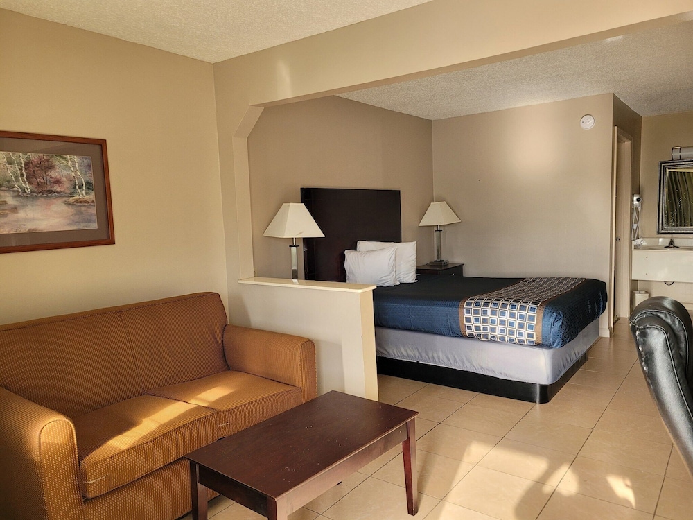 Deluxe Room, 1 King Bed, Refrigerator & Microwave, Poolside photo 2