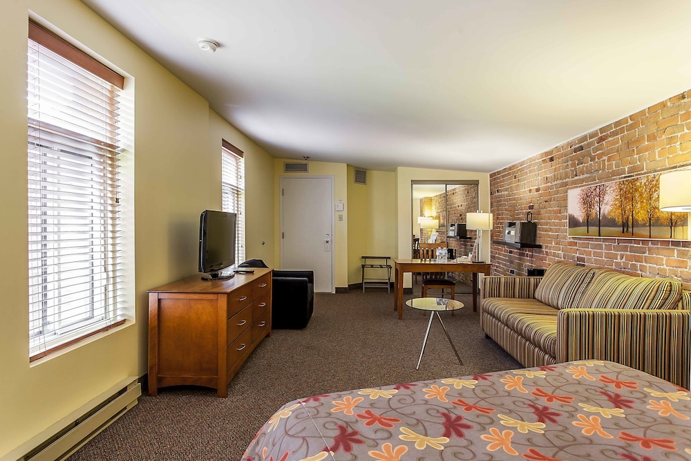 Quadruple room with 2 Queen Beds - Photo 6