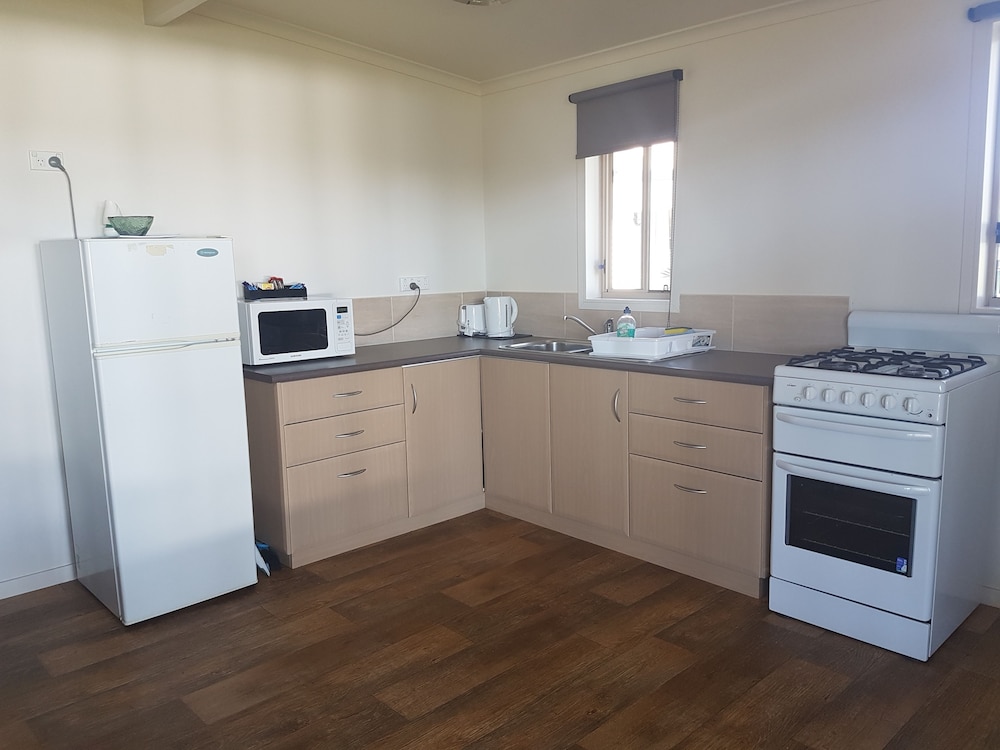 2 Bedroom Waterfront Unit (1 Queen, 1 Single and 1 Bunk) - 2 photo 2