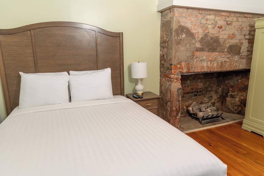 Room, 1 Queen Bed (Interior Queen) - Photo 7