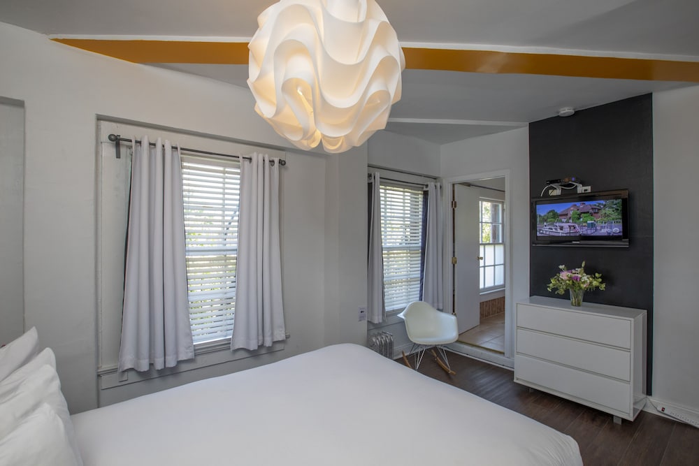 Deluxe Double Room, Ensuite (Street View) - Photo 4