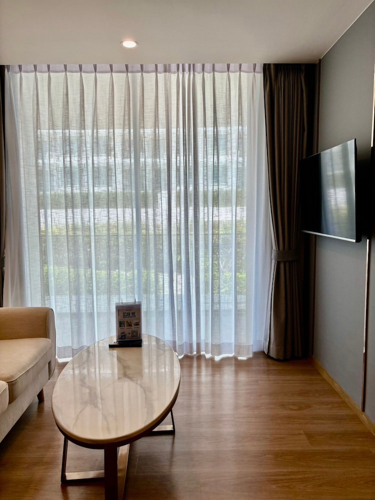 Premier Suite - Photo 12