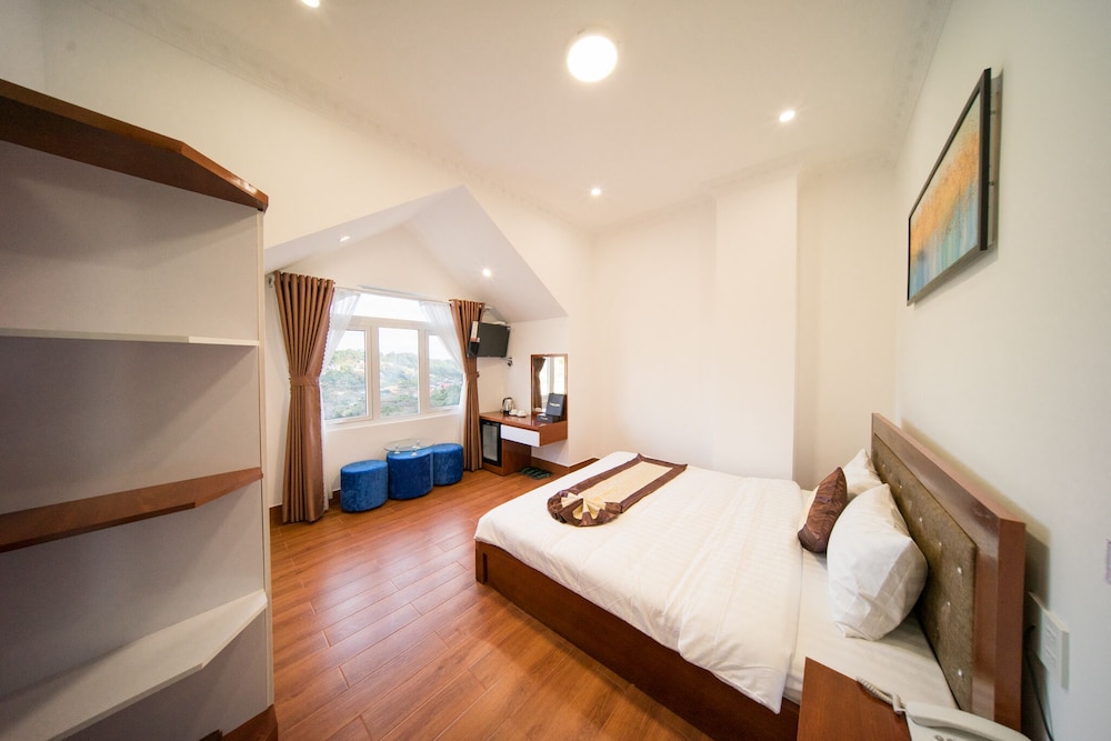 Deluxe Room with Window - Photo 8
