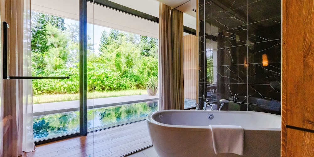 Deluxe Suite with Private Pool