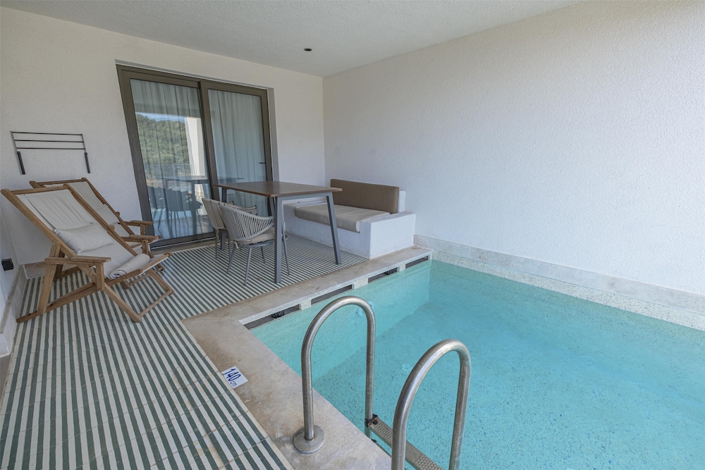 Suite, 2 Bedrooms, Private Pool - Photo 6