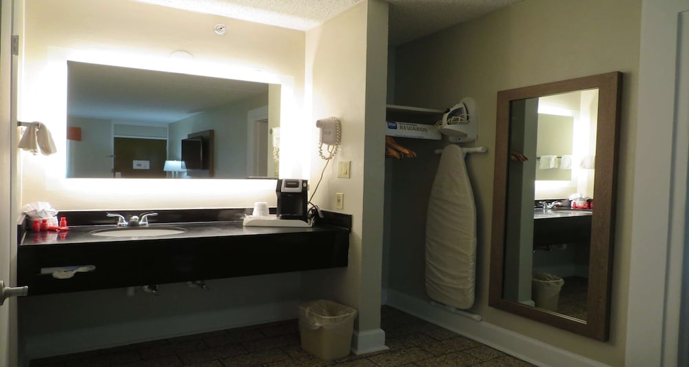 Suite, 1 King Bed, Accessible, Jetted Tub (with Sofabed) - Photo 3