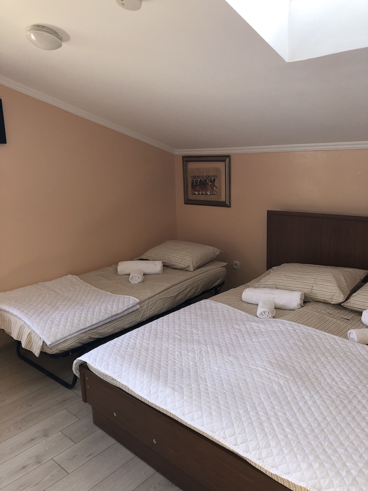 Queen Room photo 1
