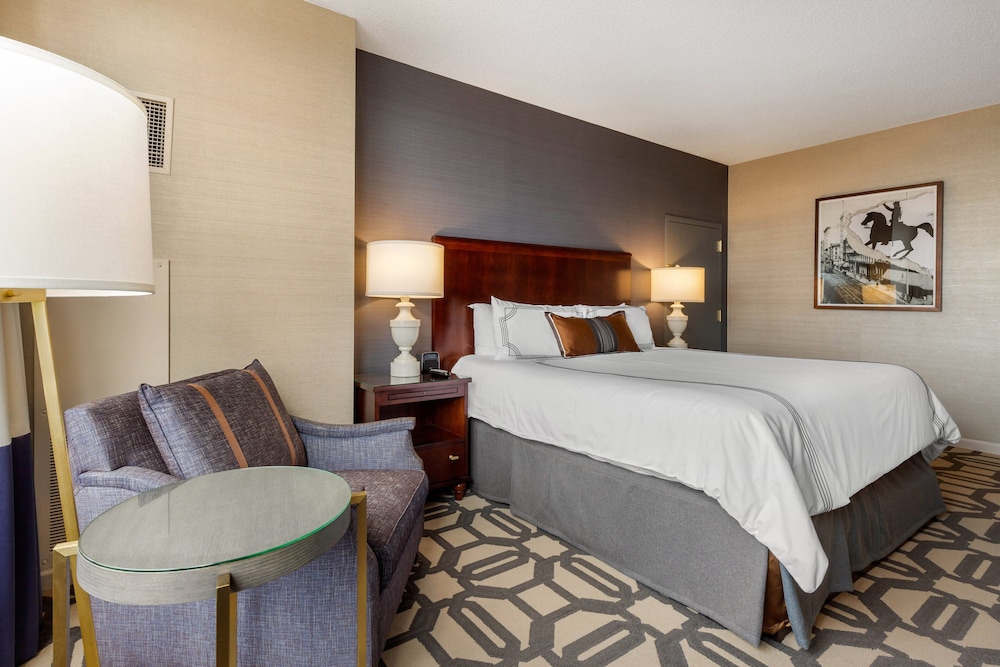 Executive Suite, 1 King Bed with Sofa bed, City View (Spacious) - Photo 5