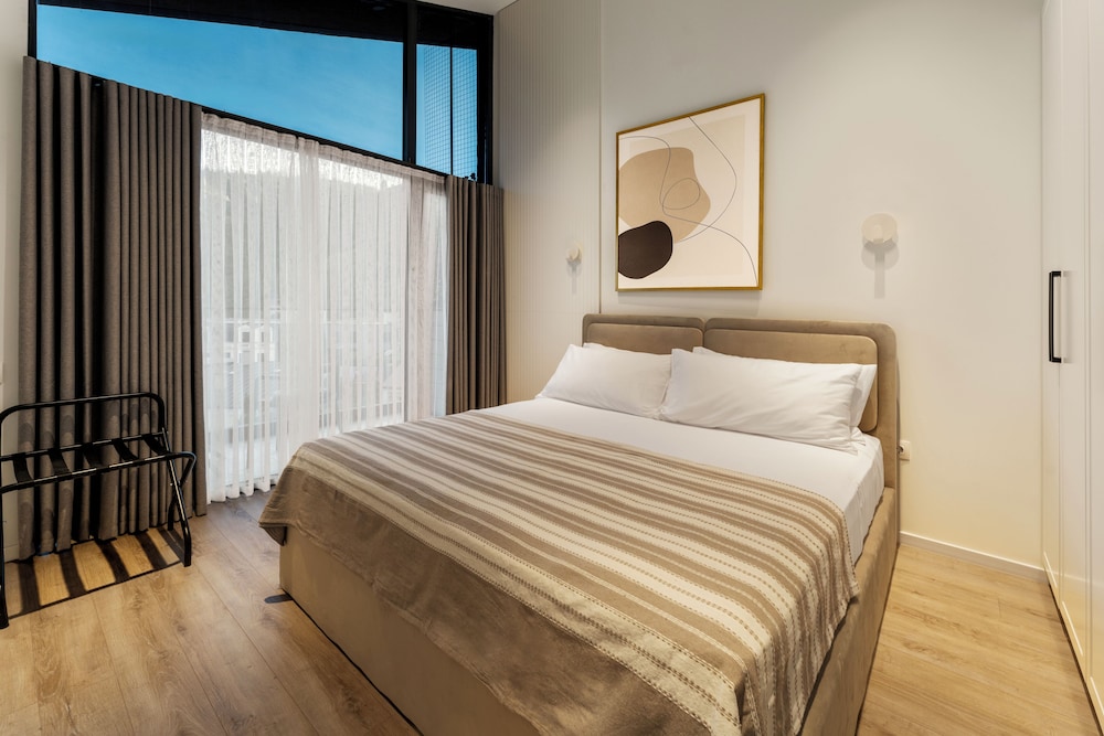 Deluxe Apartment, 1 King Bed with Sofa bed, Accessible Bathtub, Mountain View