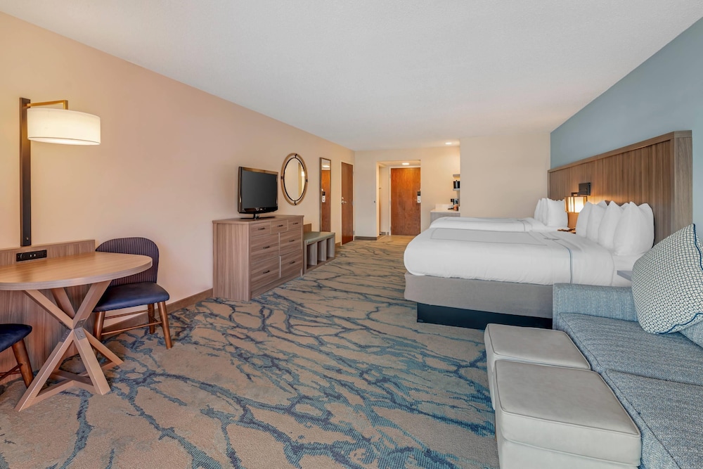 Suite, 2 Queen Beds, Non Smoking (Upgrade) - Photo 3