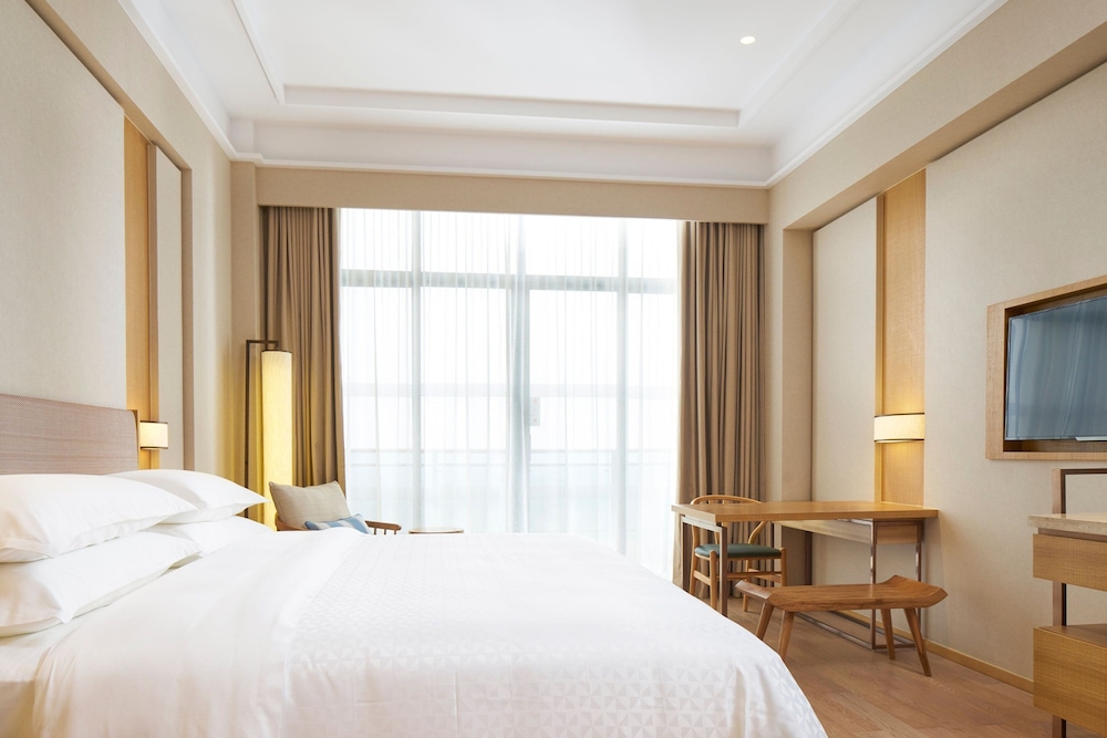 Room, 1 King Bed, Balcony, Mountain View photo 1