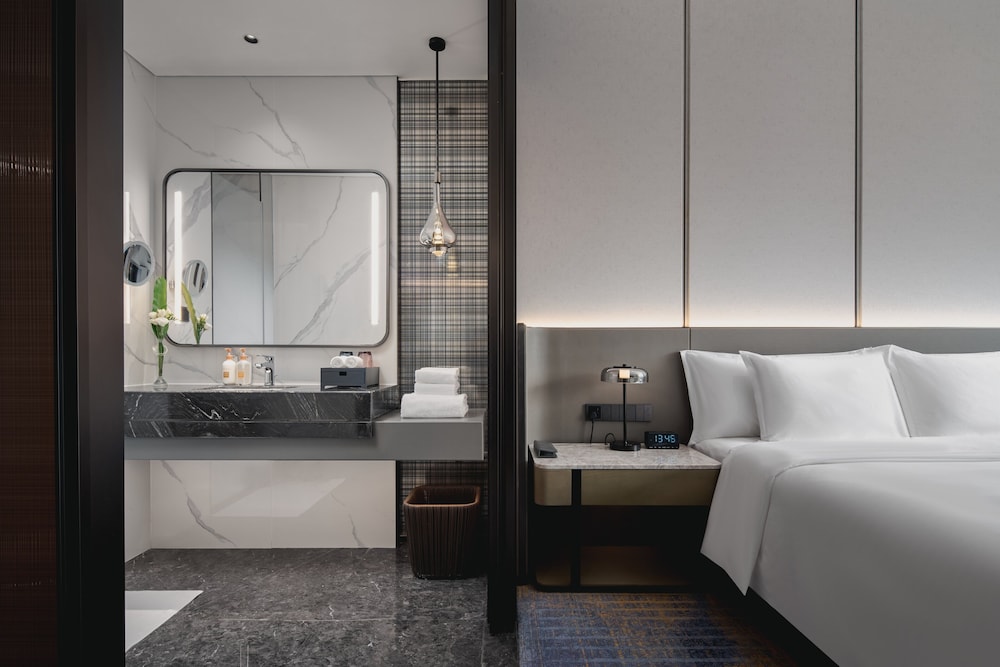 Standard Room, 1 King Bed photo 2