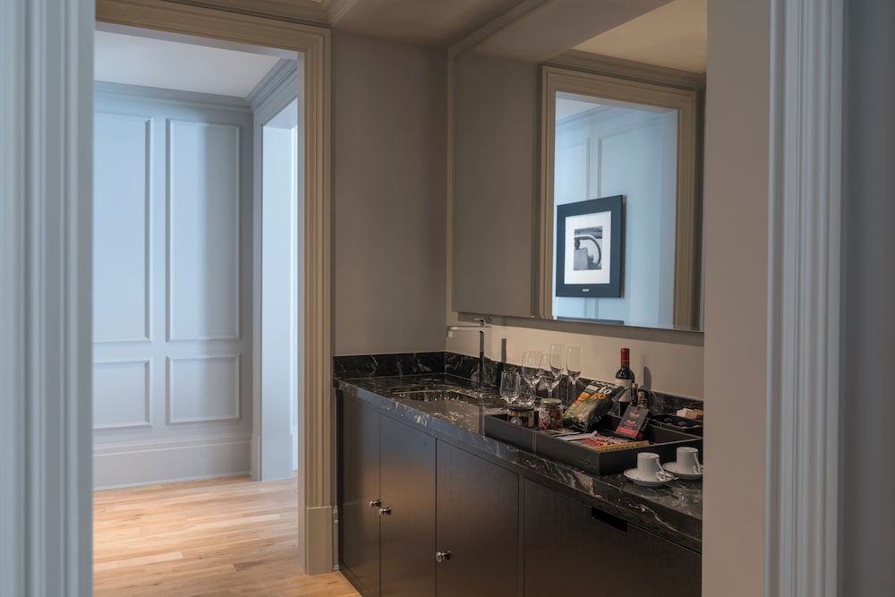 Suite (Prestige)