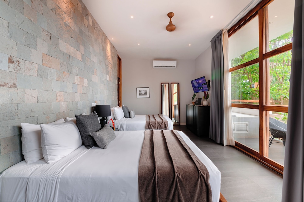 Luxury Double Room, 2 Queen Beds, Hot Tub photo 2