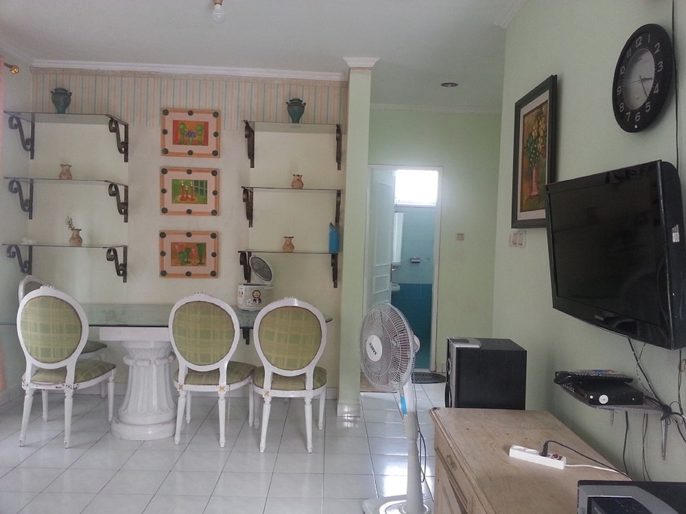 House, 5 Bedrooms photo 3