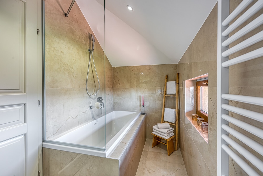 Family House, Multiple Bedrooms, 2 Bathrooms, Mountainside (Hedonistic Vineyard Estate) photo 2