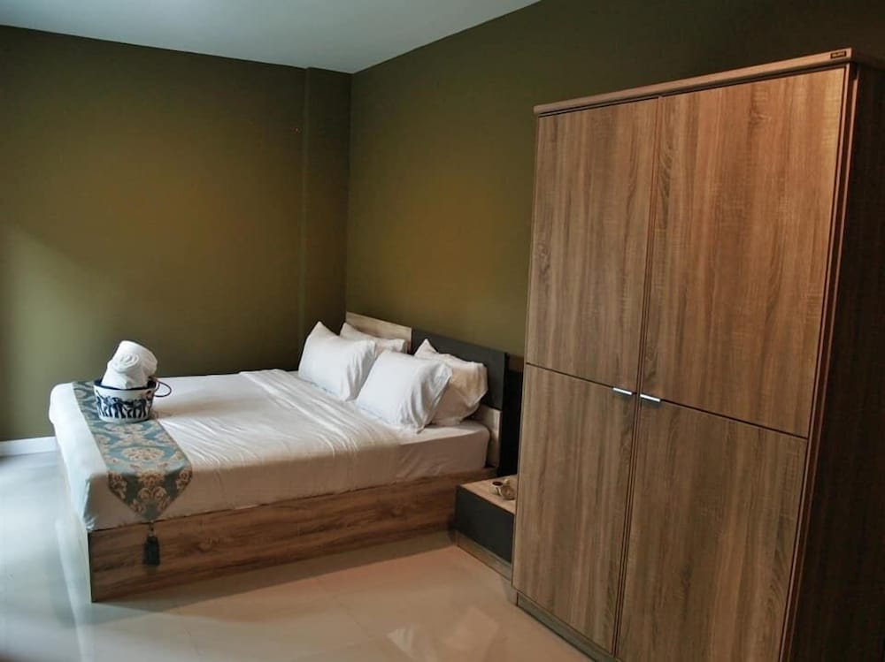 Deluxe Room, 1 King Bed photo 3