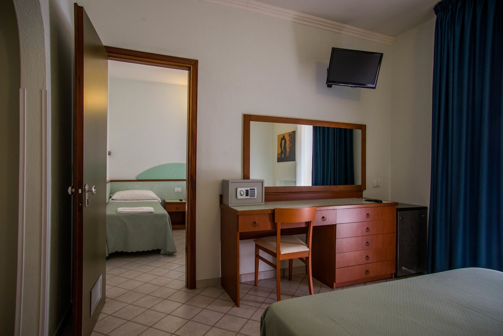 Family Room, Connecting Rooms (Balcony)