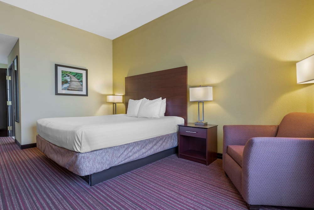 Standard Room, 1 King Bed, Accessible, Bathtub photo 2